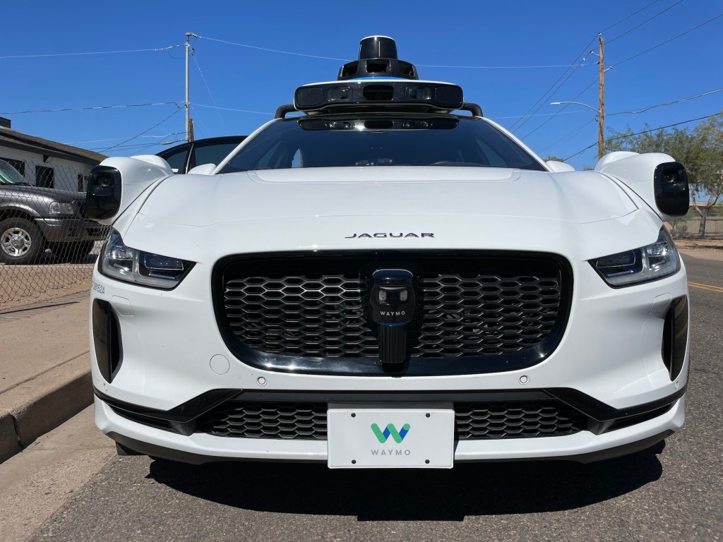 特斯拉不断裁员，联邦政府调查Waymo